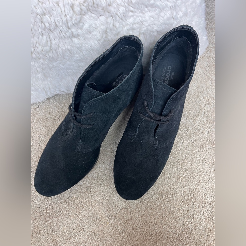 Women’s Croc Black Suede Booties in Excellent Condition size 8